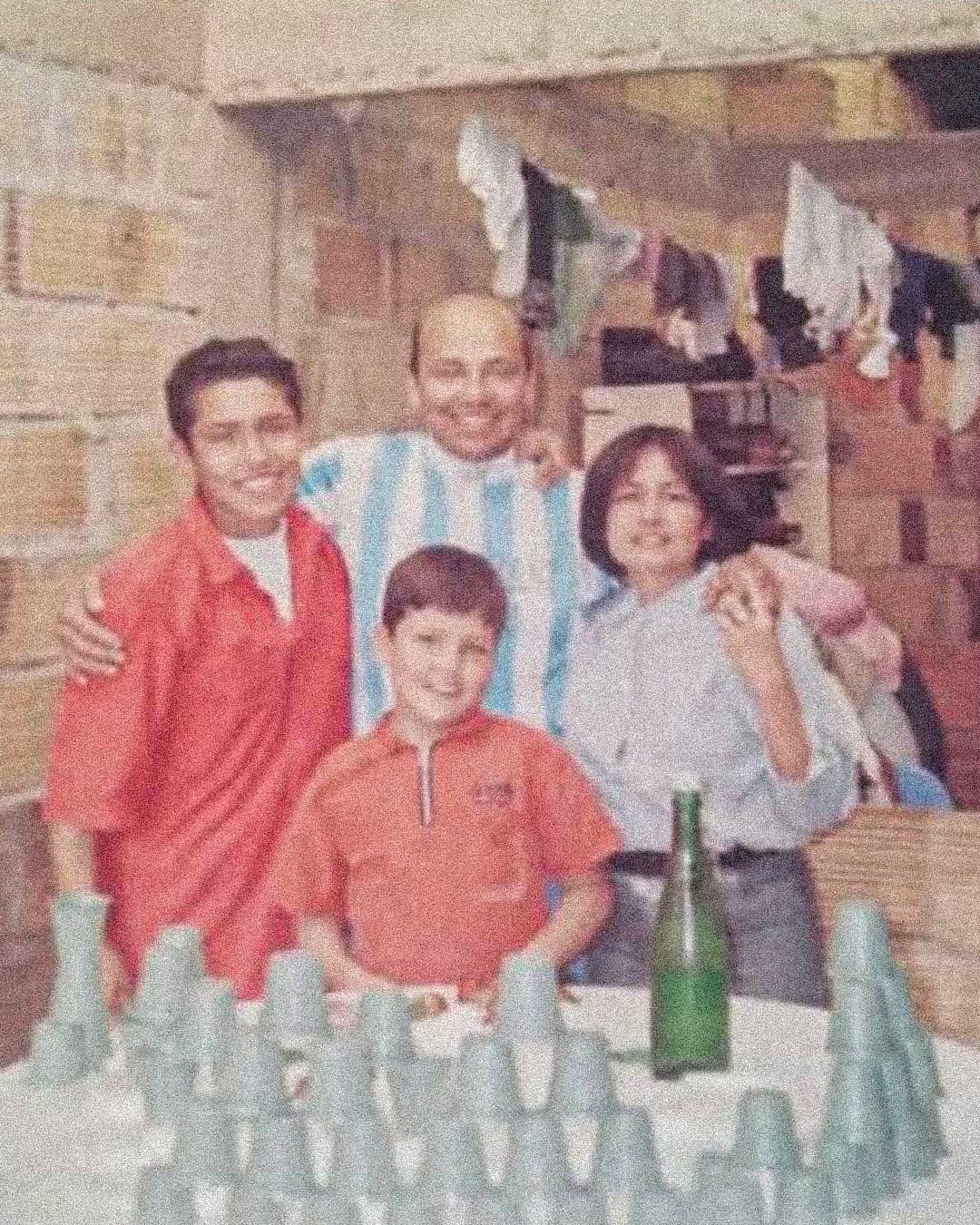 Andy Morales de niño con su familia en un hogar de barrio popular en Colombia.
