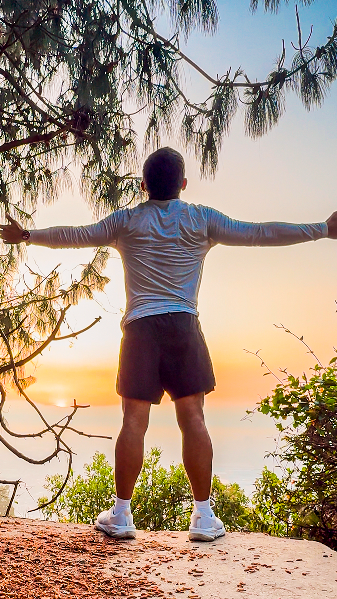 Andy contemplando el amanecer con los brazos abiertos